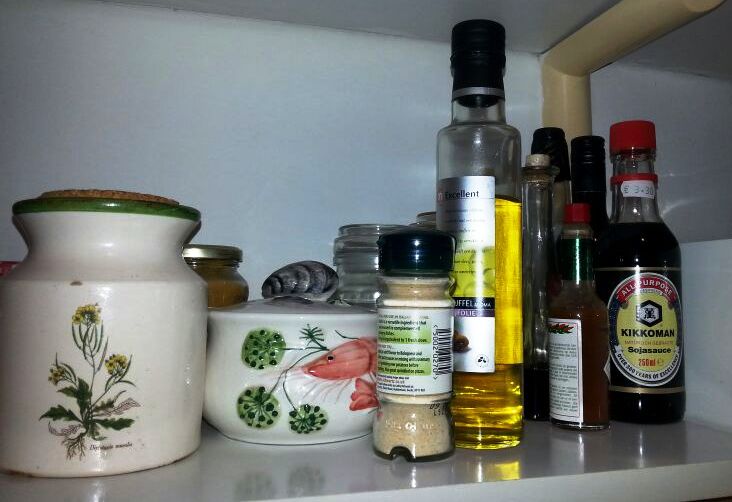 afbeelding van het plankje met de flesjes in de keuken van mijn moeder