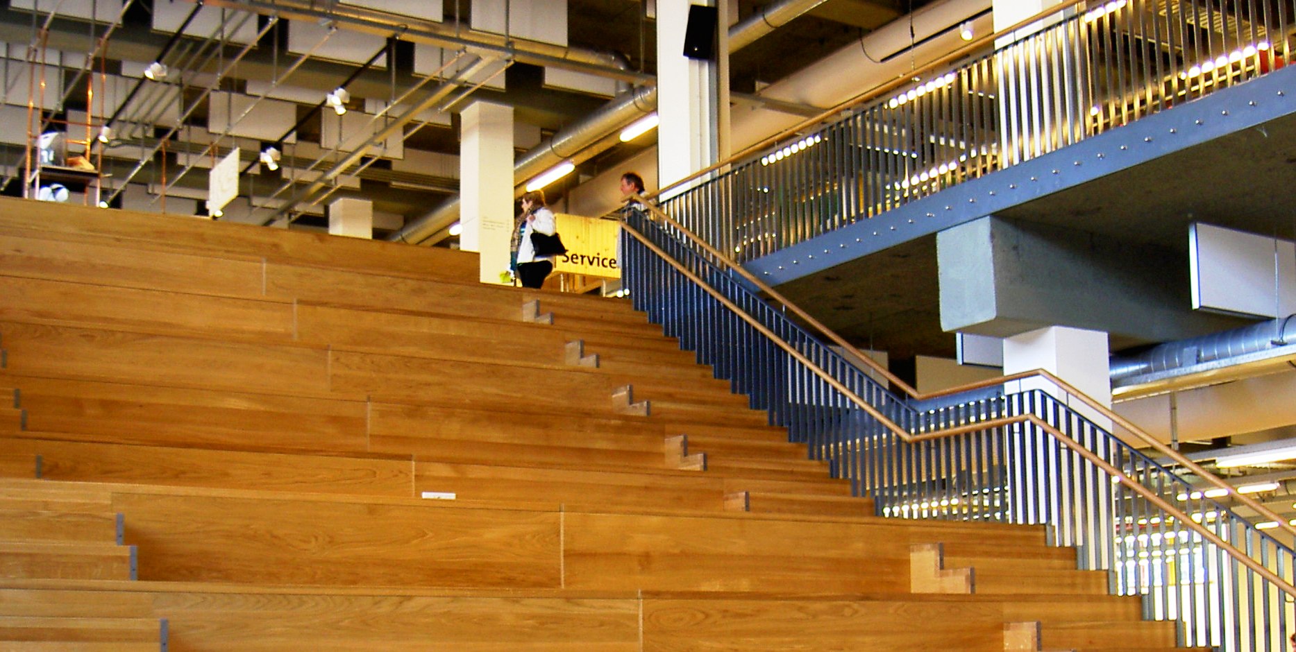 de grote brede trap in de Goudse bibliotheek